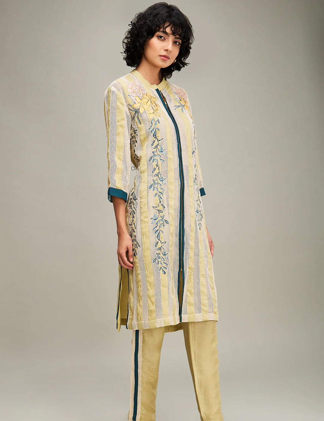粉色 &amp; 金色 Cape Dhoti 套装