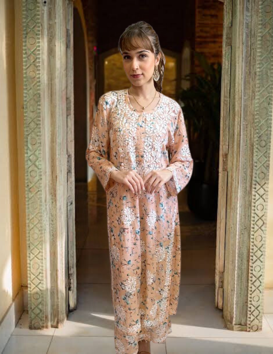 淡橙色 Chikankari Kurti 套装