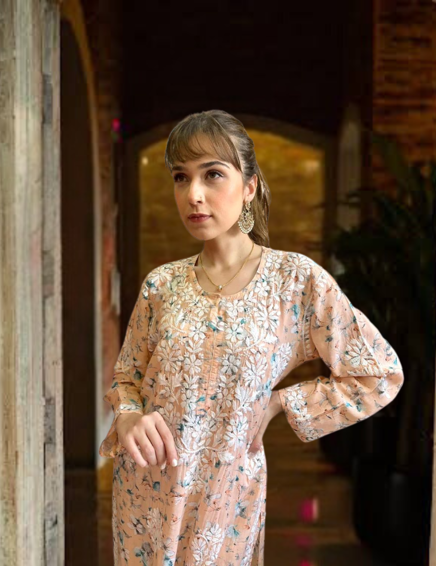 淡橙色 Chikankari Kurti 套装