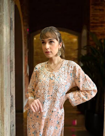 淡橙色 Chikankari Kurti 套装