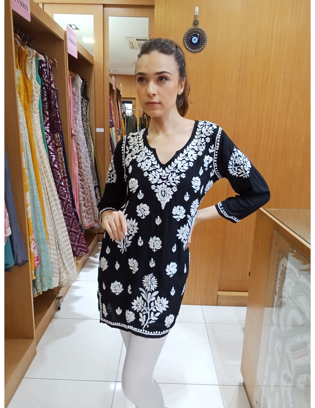 黑色 Chikankari 短款 Kurti