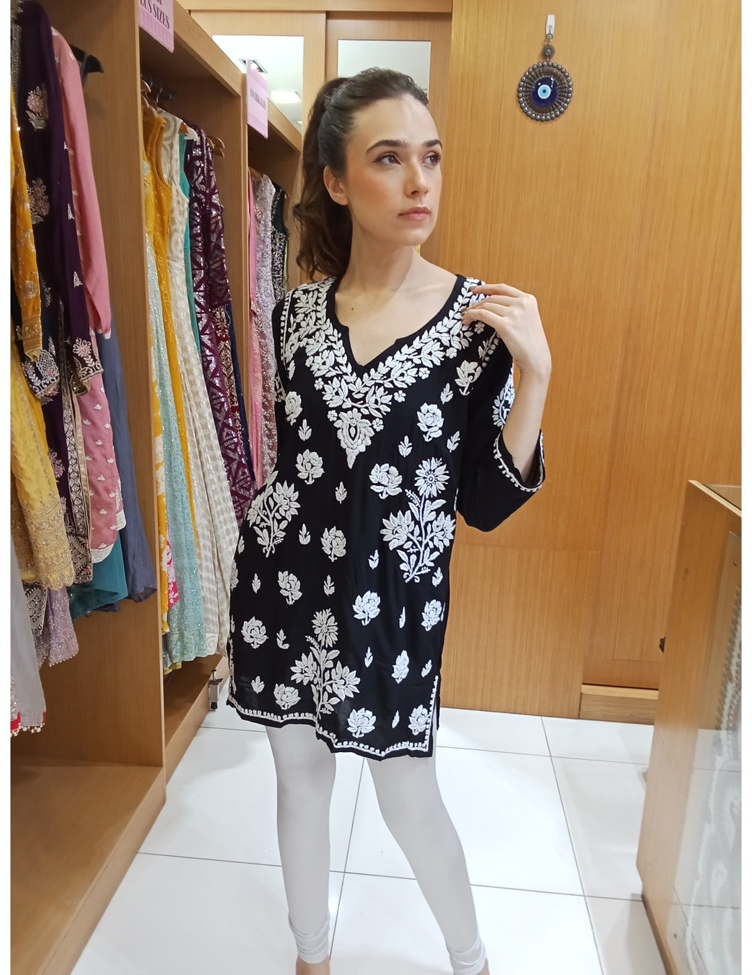 黑色 Chikankari 短款 Kurti