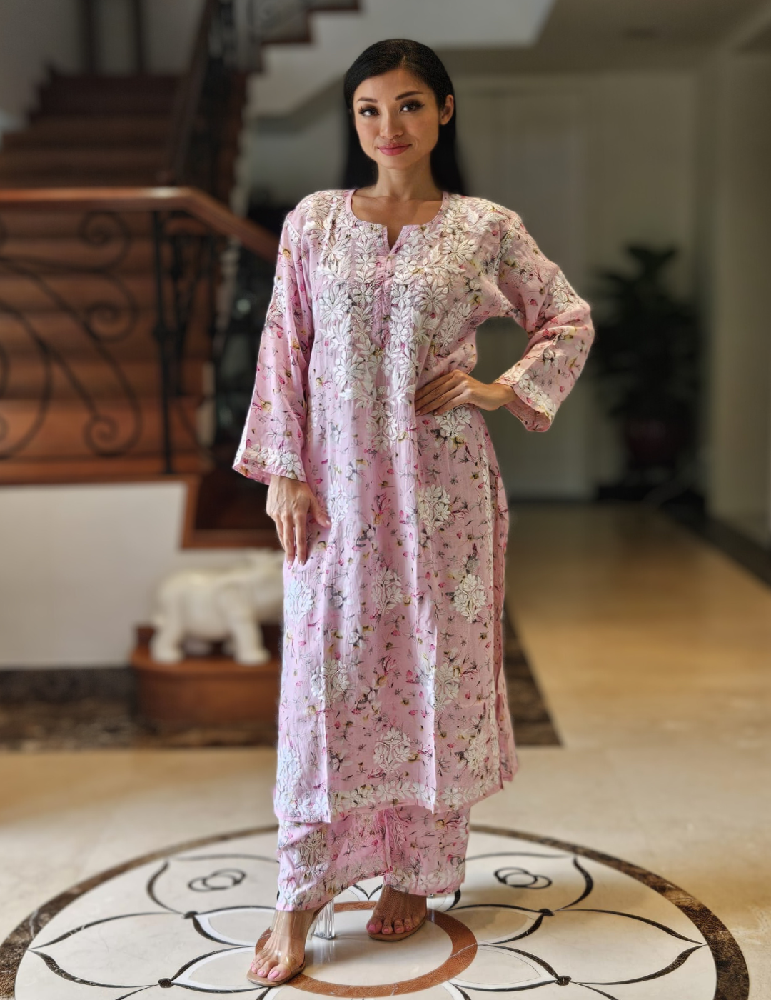 淡粉色 Chikankari Kurti 套装