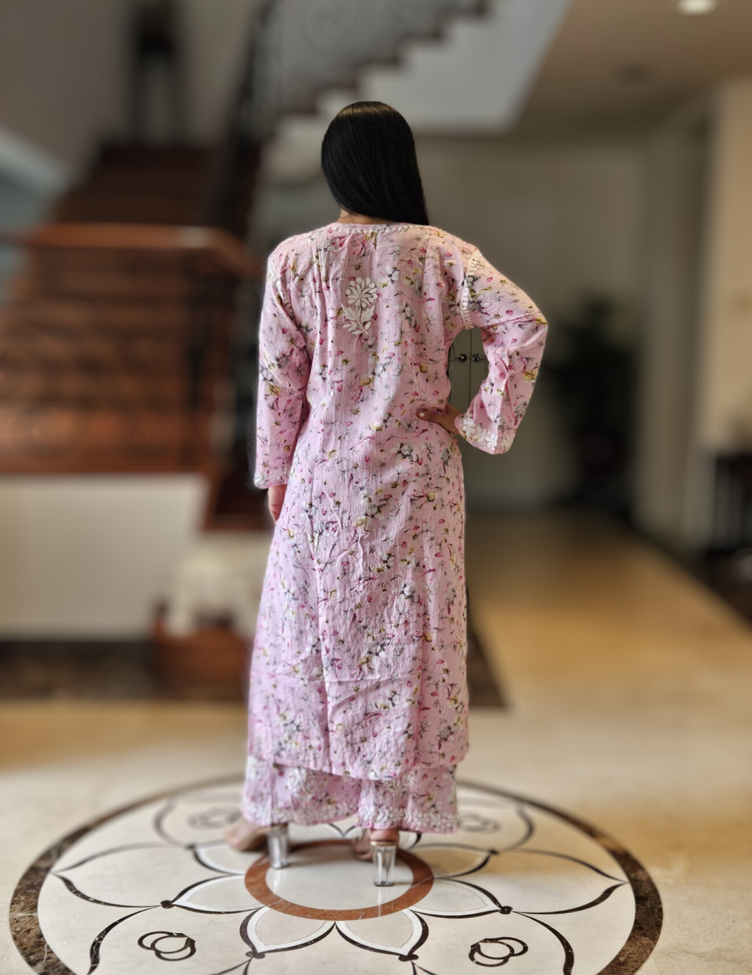 淡粉色 Chikankari Kurti 套装