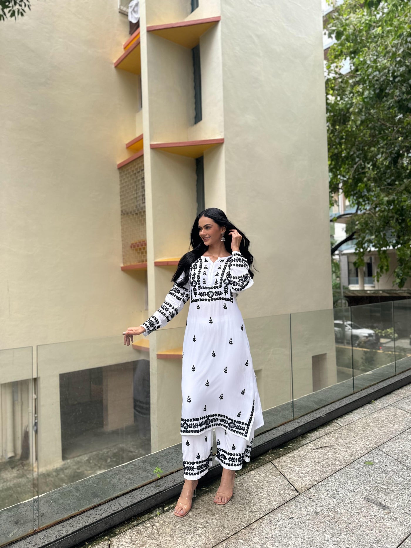 白色 &amp; 黑色 Chikankari Kurti